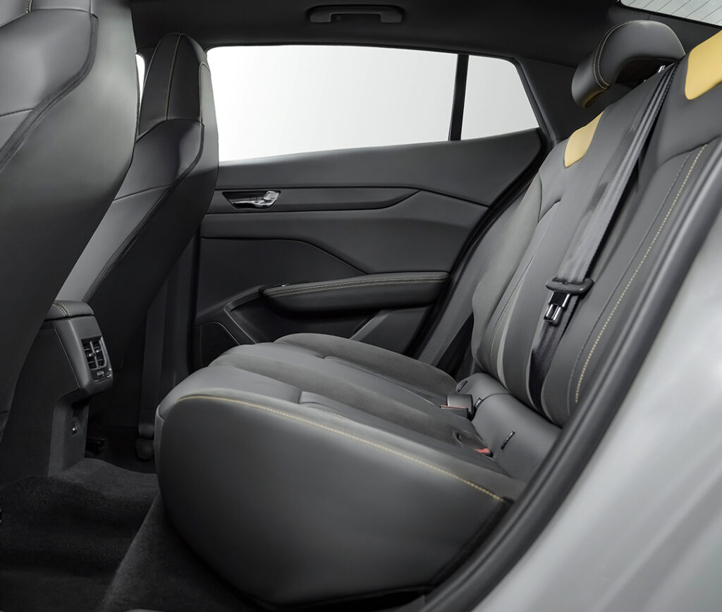 19-Automobile-LAMARI-ECHO-2nd-row-legroom