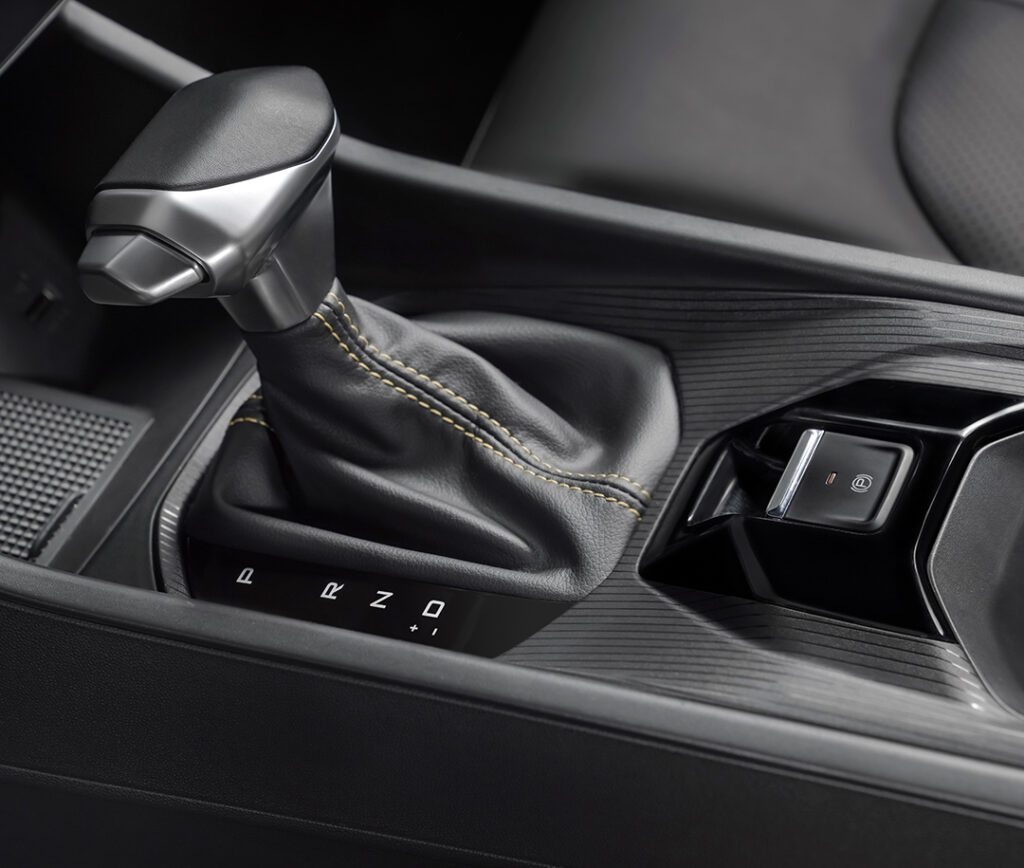21-Automobile-LAMARI-ECHO-gear-stick